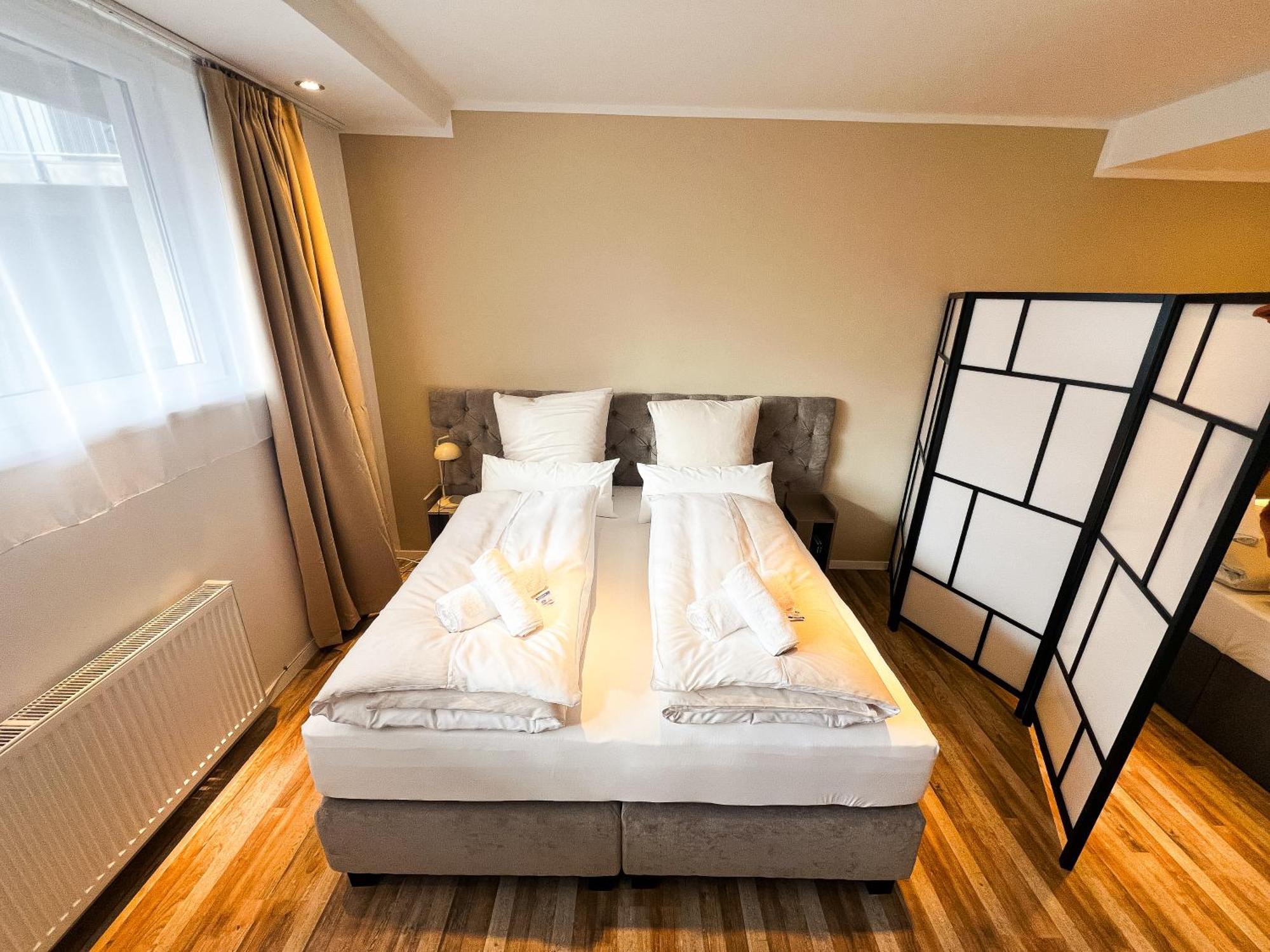 Qonroom - As Individual As - Kaiserstrasse * Minden (North Rhine-Westphalia)